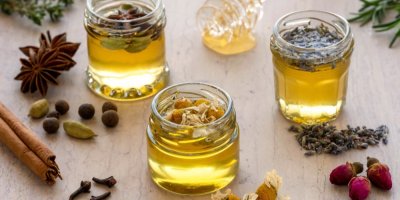 Bylinky a koření v medu