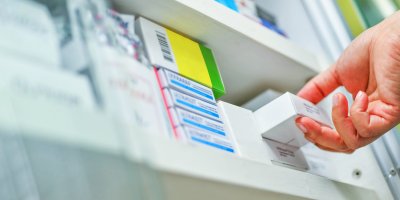 Ruka bere krabičku léků