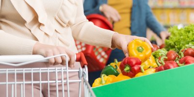 Žena nakupuje papriku