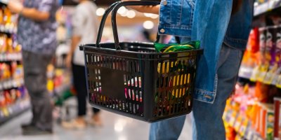 Nákupní košík v obchodě v rukou