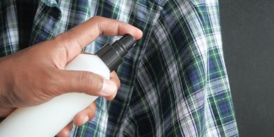 Stříkání spreje na košili