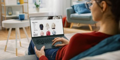 Mladá žena si vybírá oblečení na e-shopu