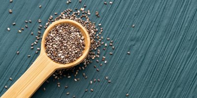 Chia semínka v dřevěné lžičce