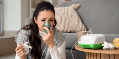 Žena s inhalátorem