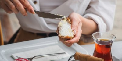 Mazání másla na chleba