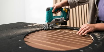 Řezání kruhu na zadní straně akustického panelu