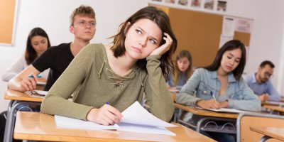 Dívka v lavici ve škole