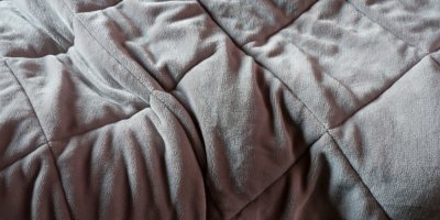 Světle šedá deka