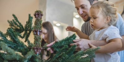 Muž s holčičkou sestavují stromeček