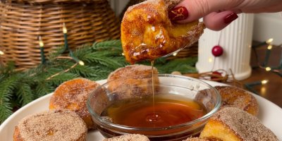 Buchtičky posypané skořicovým cukrem, miska javorového sirupu