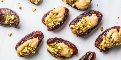 Sušené datle plněné arašídovým máslem a posypané nasekanými pistáciemi