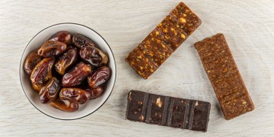 Miska datlí a tři energetické tyčinky