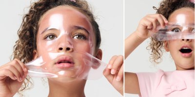 Holčička si aplikuje na obličej gelovou pleťovou masku