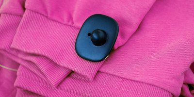 Čip na růžové mikině