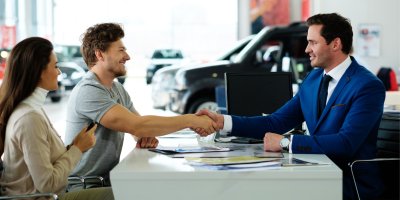 Pár si podává ruce s mužem v obleku