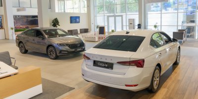 Bílá a šedá Škoda Octavia v autosalonu