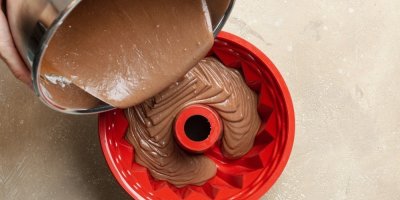 Lití čokoládového těsta do formy na bábovku