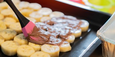 Natíraní koleček banánu čokoládou