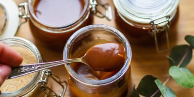 Slaný karamel na lžičce