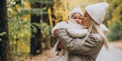 Žena s miminkem v rukou