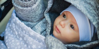 Teple oblečené miminko ve fusaku