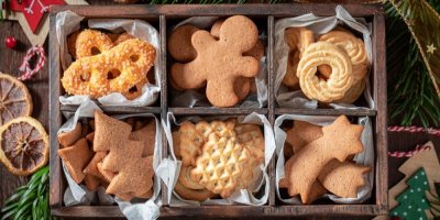 Cukroví v dřevěné krabici