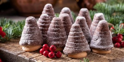 Vosí hnízda na dřevěném stole