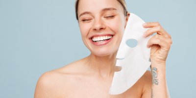 Žena s plátýnkovou maskou