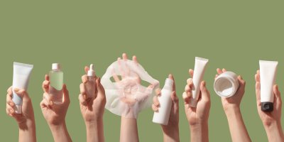 Kosmetické produkty v rukou