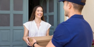 Kurýr doručuje balík zákaznici