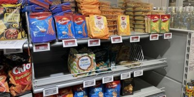 Slané tyčinky v supermarketu