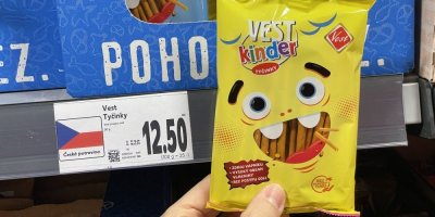 Dětské tyčinky v rukou supermarketu