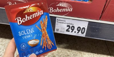 Solené tyčinky v rukou