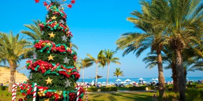 Vánoční strom na pláži v Ománu