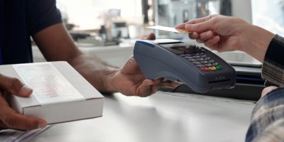 Zákazník přebírá balíček a provádí platební transakci kartou