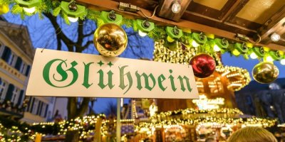 Cedule s nápisem Glühwein, vánoční trhy