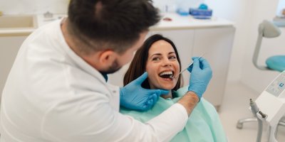 Žena při zubní prohlídce