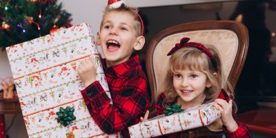 Děti s vánočními dárky
