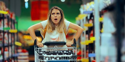 Naštvaná žena v supermarketu