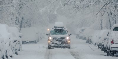 Zasněžená auta na ulici