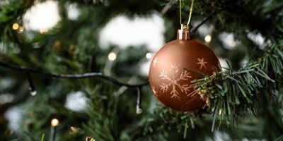 Baňka v barvě Mocha Mousse na vánočním stromu