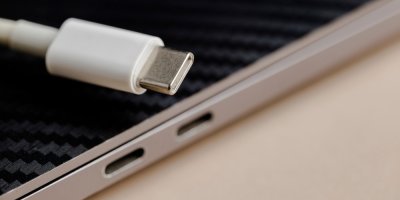Kabel USB-C, dva vstupy v notebooku