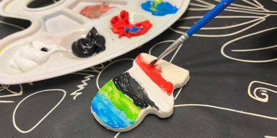 Štětec, barvy a pomalovaný výrobek