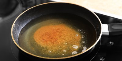 Použitý olej na smažení v pánvi