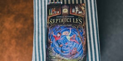 Kniha položena na látce 