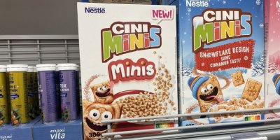 Snídaňové cereálie Nestlé Cini Minis v regálu supermarketu