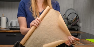 Žena drží pečicí papír