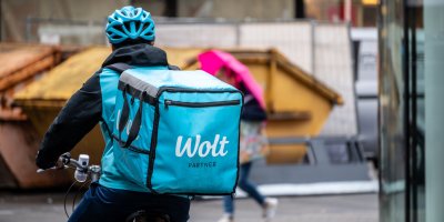 Kurýr Woltu na kole