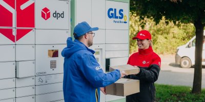 Výdejní boxy DPD a GLS, muž a žena ve firemních bundách si předávají balíčky