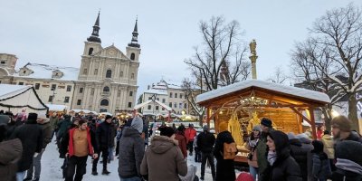 Lidé na vánočním trhu v Jihlavě